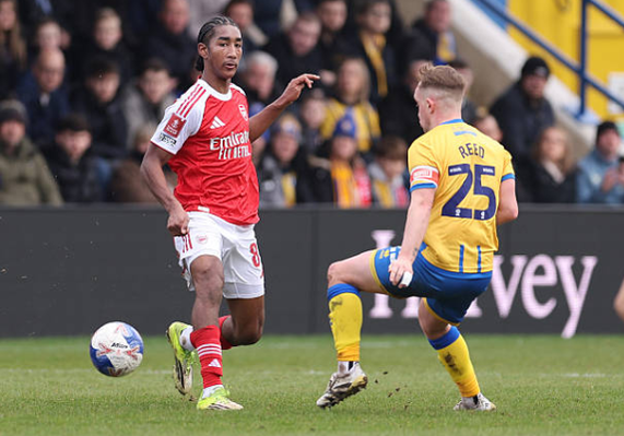 Marli Salmon (4/10): Lần đầu đá chính cho Arsenal, bắt đầu ở vị trí trung vệ lệch phải trong một sơ đồ lạ lẫm trước khi chuyển sang hậu vệ phải. Đường chuyền hỏng của anh dẫn đến bàn gỡ hòa của Mansfield. Bị thay ra bởi Timber.

Cristhian Mosquera (4/10): Có một khoảnh khắc thót tim khi không thể theo kịp tiền đạo Oates của Mansfield từ sớm. Anh không hỗ trợ được nhiều cho Salmon ở hành lang cánh phải và sự thiếu phối hợp này đã dẫn đến bàn gỡ hòa bất ngờ của đội chủ nhà.

Riccardo Calafiori (6/10): Bắt đầu ở vị trí trung vệ nhưng chuyển sang hậu vệ trái sau khi Hincapie vào sân. Rõ ràng là một trong những cầu thủ có kỹ thuật tốt nhất trên sân nhưng vẫn có những lúc mất tập trung. Phải rời sân do chấn thương.

Christian Norgaard (5/10): Kiểm soát khoảng trống giữa hàng thủ và hàng tiền vệ khi Arsenal luân chuyển giữa sơ đồ 4 hậu vệ và 5 hậu vệ. Liên tục rơi vào tình trạng bị đối phương áp đảo quân số, dù đây có lẽ là vấn đề của hệ thống hơn là cá nhân. Có đường kiến tạo cho Eze, dù khó có thể khen ngợi cầu thủ người Đan Mạch quá nhiều khi đó chỉ là một đường chuyền đơn giản trước một siêu phẩm.

Noni Madueke (8/10): Được giao toàn bộ hành lang cánh phải khi Arsenal bắt đầu mà không có hậu vệ cánh thực thụ. Luôn muốn đi bóng thẳng vào đối phương và dứt điểm, sự nỗ lực này cuối cùng đã giúp anh khai thông thế bế tắc.

Max Dowman (8/10): Trở thành cầu thủ trẻ nhất lịch sử Arsenal đá chính tại FA Cup khi mới 16 tuổi 66 ngày. Anh là cầu thủ xuất sắc nhất trên sân trong số những người không ghi bàn. Dowman thi đấu đầy tự tin và đẳng cấp, giải thích lý do tại sao người hâm mộ Arsenal lại hào hứng với sự trở lại của anh sau chấn thương đến vậy. Bị thay ra nhường chỗ cho Saka về cuối trận.

Leandro Trossard (6/10): Xuất phát ở hàng tiền vệ trung tâm nhưng được phép dâng cao tự do. Phải rời sân sớm vì chấn thương ngay trước hiệp một.

Gabriel Martinelli (6/10): Giống như Madueke, anh được tự do hoạt động ở hành lang cánh trong phần lớn hiệp một. Có đường kiến tạo cho Madueke nhưng đó là dấu ấn đáng kể duy nhất.

Kai Havertz (5/10): Đá cao nhất trên hàng công trước khi lùi sâu để nhận bóng. Không tạo ra được tác động đáng kể và bị thay ra bởi người hùng Eze.

Gabriel Jesus (5/10): Bước một thường xuyên lỗi và không thể ghi tên mình lên bảng điện tử dù đã tìm được khoảng trống.

Piero Hincapie (6/10): Thay thế Trossard bị chấn thương ở phút 38, giúp Arsenal trở lại sơ đồ truyền thống. Hoàn thành tốt nhiệm vụ cá nhân dù các đồng đội xung quanh đôi khi tỏ ra lúng túng.


Eberechi Eze (8/10): Vào sân thay Havertz khi Arsenal đang nỗ lực tìm bàn thắng quyết định. Anh đã tự mình làm điều đó bằng một cú dứt điểm tuyệt đẹp. Anh thực sự rất có duyên với FA Cup.

Jurrien Timber (7/10): Vào sân thay Salmon nhằm củng cố hàng phòng ngự theo ý đồ của Arteta.

Jaden Dixon (7/10): Ra mắt Arsenal sau chấn thương của Calafiori. Thi đấu rất chuyên nghiệp và đáng khen ngợi.

Bukayo Saka (6/10): Vào sân thay cho Dowman. Có một cú sút cận thành bị Roberts cản phá.