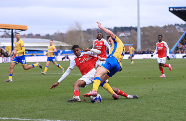 Cristhian Mosquera (4/10): Có một khoảnh khắc thót tim khi không thể theo kịp tiền đạo Oates của Mansfield từ sớm. Anh không hỗ trợ được nhiều cho Salmon ở hành lang cánh phải và sự thiếu phối hợp này đã dẫn đến bàn gỡ hòa bất ngờ của đội chủ nhà.

Riccardo Calafiori (6/10): Bắt đầu ở vị trí trung vệ nhưng chuyển sang hậu vệ trái sau khi Hincapie vào sân. Rõ ràng là một trong những cầu thủ có kỹ thuật tốt nhất trên sân nhưng vẫn có những lúc mất tập trung. Phải rời sân do chấn thương.

Christian Norgaard (5/10): Kiểm soát khoảng trống giữa hàng thủ và hàng tiền vệ khi Arsenal luân chuyển giữa sơ đồ 4 hậu vệ và 5 hậu vệ. Liên tục rơi vào tình trạng bị đối phương áp đảo quân số, dù đây có lẽ là vấn đề của hệ thống hơn là cá nhân. Có đường kiến tạo cho Eze, dù khó có thể khen ngợi cầu thủ người Đan Mạch quá nhiều khi đó chỉ là một đường chuyền đơn giản trước một siêu phẩm.

Noni Madueke (8/10): Được giao toàn bộ hành lang cánh phải khi Arsenal bắt đầu mà không có hậu vệ cánh thực thụ. Luôn muốn đi bóng thẳng vào đối phương và dứt điểm, sự nỗ lực này cuối cùng đã giúp anh khai thông thế bế tắc.

Max Dowman (8/10): Trở thành cầu thủ trẻ nhất lịch sử Arsenal đá chính tại FA Cup khi mới 16 tuổi 66 ngày. Anh là cầu thủ xuất sắc nhất trên sân trong số những người không ghi bàn. Dowman thi đấu đầy tự tin và đẳng cấp, giải thích lý do tại sao người hâm mộ Arsenal lại hào hứng với sự trở lại của anh sau chấn thương đến vậy. Bị thay ra nhường chỗ cho Saka về cuối trận.

Leandro Trossard (6/10): Xuất phát ở hàng tiền vệ trung tâm nhưng được phép dâng cao tự do. Phải rời sân sớm vì chấn thương ngay trước hiệp một.

Gabriel Martinelli (6/10): Giống như Madueke, anh được tự do hoạt động ở hành lang cánh trong phần lớn hiệp một. Có đường kiến tạo cho Madueke nhưng đó là dấu ấn đáng kể duy nhất.

Kai Havertz (5/10): Đá cao nhất trên hàng công trước khi lùi sâu để nhận bóng. Không tạo ra được tác động đáng kể và bị thay ra bởi người hùng Eze.

Gabriel Jesus (5/10): Bước một thường xuyên lỗi và không thể ghi tên mình lên bảng điện tử dù đã tìm được khoảng trống.

Piero Hincapie (6/10): Thay thế Trossard bị chấn thương ở phút 38, giúp Arsenal trở lại sơ đồ truyền thống. Hoàn thành tốt nhiệm vụ cá nhân dù các đồng đội xung quanh đôi khi tỏ ra lúng túng.


Eberechi Eze (8/10): Vào sân thay Havertz khi Arsenal đang nỗ lực tìm bàn thắng quyết định. Anh đã tự mình làm điều đó bằng một cú dứt điểm tuyệt đẹp. Anh thực sự rất có duyên với FA Cup.

Jurrien Timber (7/10): Vào sân thay Salmon nhằm củng cố hàng phòng ngự theo ý đồ của Arteta.

Jaden Dixon (7/10): Ra mắt Arsenal sau chấn thương của Calafiori. Thi đấu rất chuyên nghiệp và đáng khen ngợi.

Bukayo Saka (6/10): Vào sân thay cho Dowman. Có một cú sút cận thành bị Roberts cản phá.