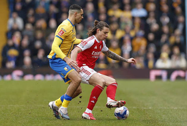 Riccardo Calafiori (6/10): Bắt đầu ở vị trí trung vệ nhưng chuyển sang hậu vệ trái sau khi Hincapie vào sân. Rõ ràng là một trong những cầu thủ có kỹ thuật tốt nhất trên sân nhưng vẫn có những lúc mất tập trung. Phải rời sân do chấn thương.

Christian Norgaard (5/10): Kiểm soát khoảng trống giữa hàng thủ và hàng tiền vệ khi Arsenal luân chuyển giữa sơ đồ 4 hậu vệ và 5 hậu vệ. Liên tục rơi vào tình trạng bị đối phương áp đảo quân số, dù đây có lẽ là vấn đề của hệ thống hơn là cá nhân. Có đường kiến tạo cho Eze, dù khó có thể khen ngợi cầu thủ người Đan Mạch quá nhiều khi đó chỉ là một đường chuyền đơn giản trước một siêu phẩm.

Noni Madueke (8/10): Được giao toàn bộ hành lang cánh phải khi Arsenal bắt đầu mà không có hậu vệ cánh thực thụ. Luôn muốn đi bóng thẳng vào đối phương và dứt điểm, sự nỗ lực này cuối cùng đã giúp anh khai thông thế bế tắc.

Max Dowman (8/10): Trở thành cầu thủ trẻ nhất lịch sử Arsenal đá chính tại FA Cup khi mới 16 tuổi 66 ngày. Anh là cầu thủ xuất sắc nhất trên sân trong số những người không ghi bàn. Dowman thi đấu đầy tự tin và đẳng cấp, giải thích lý do tại sao người hâm mộ Arsenal lại hào hứng với sự trở lại của anh sau chấn thương đến vậy. Bị thay ra nhường chỗ cho Saka về cuối trận.

Leandro Trossard (6/10): Xuất phát ở hàng tiền vệ trung tâm nhưng được phép dâng cao tự do. Phải rời sân sớm vì chấn thương ngay trước hiệp một.

Gabriel Martinelli (6/10): Giống như Madueke, anh được tự do hoạt động ở hành lang cánh trong phần lớn hiệp một. Có đường kiến tạo cho Madueke nhưng đó là dấu ấn đáng kể duy nhất.

Kai Havertz (5/10): Đá cao nhất trên hàng công trước khi lùi sâu để nhận bóng. Không tạo ra được tác động đáng kể và bị thay ra bởi người hùng Eze.

Gabriel Jesus (5/10): Bước một thường xuyên lỗi và không thể ghi tên mình lên bảng điện tử dù đã tìm được khoảng trống.

Piero Hincapie (6/10): Thay thế Trossard bị chấn thương ở phút 38, giúp Arsenal trở lại sơ đồ truyền thống. Hoàn thành tốt nhiệm vụ cá nhân dù các đồng đội xung quanh đôi khi tỏ ra lúng túng.


Eberechi Eze (8/10): Vào sân thay Havertz khi Arsenal đang nỗ lực tìm bàn thắng quyết định. Anh đã tự mình làm điều đó bằng một cú dứt điểm tuyệt đẹp. Anh thực sự rất có duyên với FA Cup.

Jurrien Timber (7/10): Vào sân thay Salmon nhằm củng cố hàng phòng ngự theo ý đồ của Arteta.

Jaden Dixon (7/10): Ra mắt Arsenal sau chấn thương của Calafiori. Thi đấu rất chuyên nghiệp và đáng khen ngợi.

Bukayo Saka (6/10): Vào sân thay cho Dowman. Có một cú sút cận thành bị Roberts cản phá.