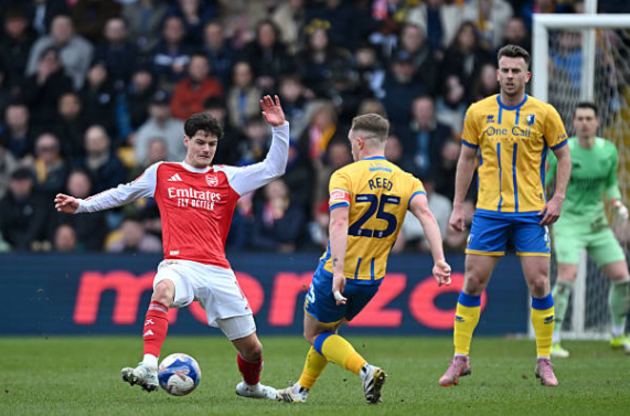 Christian Norgaard (5/10): Kiểm soát khoảng trống giữa hàng thủ và hàng tiền vệ khi Arsenal luân chuyển giữa sơ đồ 4 hậu vệ và 5 hậu vệ. Liên tục rơi vào tình trạng bị đối phương áp đảo quân số, dù đây có lẽ là vấn đề của hệ thống hơn là cá nhân. Có đường kiến tạo cho Eze, dù khó có thể khen ngợi cầu thủ người Đan Mạch quá nhiều khi đó chỉ là một đường chuyền đơn giản trước một siêu phẩm.

Noni Madueke (8/10): Được giao toàn bộ hành lang cánh phải khi Arsenal bắt đầu mà không có hậu vệ cánh thực thụ. Luôn muốn đi bóng thẳng vào đối phương và dứt điểm, sự nỗ lực này cuối cùng đã giúp anh khai thông thế bế tắc.

Max Dowman (8/10): Trở thành cầu thủ trẻ nhất lịch sử Arsenal đá chính tại FA Cup khi mới 16 tuổi 66 ngày. Anh là cầu thủ xuất sắc nhất trên sân trong số những người không ghi bàn. Dowman thi đấu đầy tự tin và đẳng cấp, giải thích lý do tại sao người hâm mộ Arsenal lại hào hứng với sự trở lại của anh sau chấn thương đến vậy. Bị thay ra nhường chỗ cho Saka về cuối trận.

Leandro Trossard (6/10): Xuất phát ở hàng tiền vệ trung tâm nhưng được phép dâng cao tự do. Phải rời sân sớm vì chấn thương ngay trước hiệp một.

Gabriel Martinelli (6/10): Giống như Madueke, anh được tự do hoạt động ở hành lang cánh trong phần lớn hiệp một. Có đường kiến tạo cho Madueke nhưng đó là dấu ấn đáng kể duy nhất.

Kai Havertz (5/10): Đá cao nhất trên hàng công trước khi lùi sâu để nhận bóng. Không tạo ra được tác động đáng kể và bị thay ra bởi người hùng Eze.

Gabriel Jesus (5/10): Bước một thường xuyên lỗi và không thể ghi tên mình lên bảng điện tử dù đã tìm được khoảng trống.

Piero Hincapie (6/10): Thay thế Trossard bị chấn thương ở phút 38, giúp Arsenal trở lại sơ đồ truyền thống. Hoàn thành tốt nhiệm vụ cá nhân dù các đồng đội xung quanh đôi khi tỏ ra lúng túng.


Eberechi Eze (8/10): Vào sân thay Havertz khi Arsenal đang nỗ lực tìm bàn thắng quyết định. Anh đã tự mình làm điều đó bằng một cú dứt điểm tuyệt đẹp. Anh thực sự rất có duyên với FA Cup.

Jurrien Timber (7/10): Vào sân thay Salmon nhằm củng cố hàng phòng ngự theo ý đồ của Arteta.

Jaden Dixon (7/10): Ra mắt Arsenal sau chấn thương của Calafiori. Thi đấu rất chuyên nghiệp và đáng khen ngợi.

Bukayo Saka (6/10): Vào sân thay cho Dowman. Có một cú sút cận thành bị Roberts cản phá.