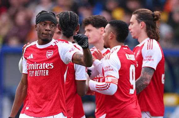 Noni Madueke (8/10): Được giao toàn bộ hành lang cánh phải khi Arsenal bắt đầu mà không có hậu vệ cánh thực thụ. Luôn muốn đi bóng thẳng vào đối phương và dứt điểm, sự nỗ lực này cuối cùng đã giúp anh khai thông thế bế tắc.

Max Dowman (8/10): Trở thành cầu thủ trẻ nhất lịch sử Arsenal đá chính tại FA Cup khi mới 16 tuổi 66 ngày. Anh là cầu thủ xuất sắc nhất trên sân trong số những người không ghi bàn. Dowman thi đấu đầy tự tin và đẳng cấp, giải thích lý do tại sao người hâm mộ Arsenal lại hào hứng với sự trở lại của anh sau chấn thương đến vậy. Bị thay ra nhường chỗ cho Saka về cuối trận.

Leandro Trossard (6/10): Xuất phát ở hàng tiền vệ trung tâm nhưng được phép dâng cao tự do. Phải rời sân sớm vì chấn thương ngay trước hiệp một.

Gabriel Martinelli (6/10): Giống như Madueke, anh được tự do hoạt động ở hành lang cánh trong phần lớn hiệp một. Có đường kiến tạo cho Madueke nhưng đó là dấu ấn đáng kể duy nhất.

Kai Havertz (5/10): Đá cao nhất trên hàng công trước khi lùi sâu để nhận bóng. Không tạo ra được tác động đáng kể và bị thay ra bởi người hùng Eze.

Gabriel Jesus (5/10): Bước một thường xuyên lỗi và không thể ghi tên mình lên bảng điện tử dù đã tìm được khoảng trống.

Piero Hincapie (6/10): Thay thế Trossard bị chấn thương ở phút 38, giúp Arsenal trở lại sơ đồ truyền thống. Hoàn thành tốt nhiệm vụ cá nhân dù các đồng đội xung quanh đôi khi tỏ ra lúng túng.


Eberechi Eze (8/10): Vào sân thay Havertz khi Arsenal đang nỗ lực tìm bàn thắng quyết định. Anh đã tự mình làm điều đó bằng một cú dứt điểm tuyệt đẹp. Anh thực sự rất có duyên với FA Cup.

Jurrien Timber (7/10): Vào sân thay Salmon nhằm củng cố hàng phòng ngự theo ý đồ của Arteta.

Jaden Dixon (7/10): Ra mắt Arsenal sau chấn thương của Calafiori. Thi đấu rất chuyên nghiệp và đáng khen ngợi.

Bukayo Saka (6/10): Vào sân thay cho Dowman. Có một cú sút cận thành bị Roberts cản phá.