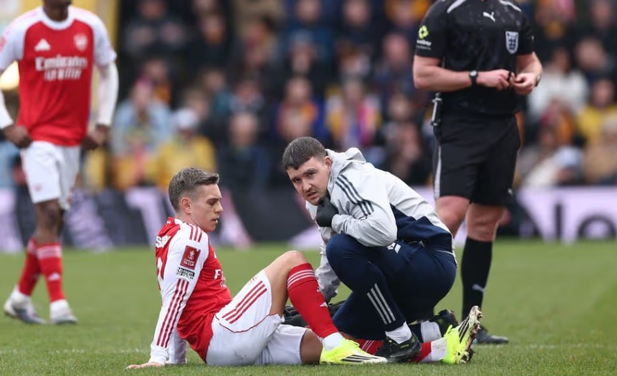 Leandro Trossard (6/10): Xuất phát ở hàng tiền vệ trung tâm nhưng được phép dâng cao tự do. Phải rời sân sớm vì chấn thương ngay trước hiệp một.

Gabriel Martinelli (6/10): Giống như Madueke, anh được tự do hoạt động ở hành lang cánh trong phần lớn hiệp một. Có đường kiến tạo cho Madueke nhưng đó là dấu ấn đáng kể duy nhất.

Kai Havertz (5/10): Đá cao nhất trên hàng công trước khi lùi sâu để nhận bóng. Không tạo ra được tác động đáng kể và bị thay ra bởi người hùng Eze.

Gabriel Jesus (5/10): Bước một thường xuyên lỗi và không thể ghi tên mình lên bảng điện tử dù đã tìm được khoảng trống.

Piero Hincapie (6/10): Thay thế Trossard bị chấn thương ở phút 38, giúp Arsenal trở lại sơ đồ truyền thống. Hoàn thành tốt nhiệm vụ cá nhân dù các đồng đội xung quanh đôi khi tỏ ra lúng túng.


Eberechi Eze (8/10): Vào sân thay Havertz khi Arsenal đang nỗ lực tìm bàn thắng quyết định. Anh đã tự mình làm điều đó bằng một cú dứt điểm tuyệt đẹp. Anh thực sự rất có duyên với FA Cup.

Jurrien Timber (7/10): Vào sân thay Salmon nhằm củng cố hàng phòng ngự theo ý đồ của Arteta.

Jaden Dixon (7/10): Ra mắt Arsenal sau chấn thương của Calafiori. Thi đấu rất chuyên nghiệp và đáng khen ngợi.

Bukayo Saka (6/10): Vào sân thay cho Dowman. Có một cú sút cận thành bị Roberts cản phá.