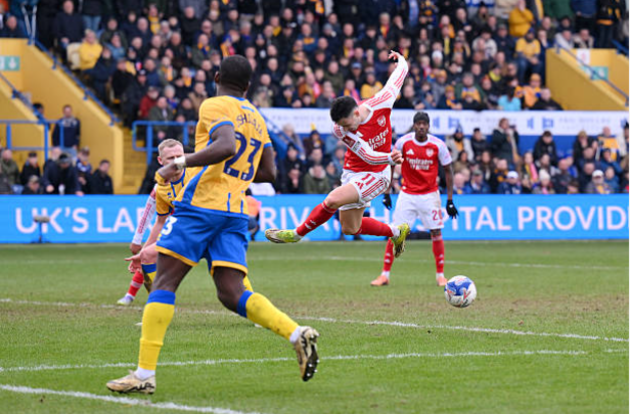 Gabriel Martinelli (6/10): Giống như Madueke, anh được tự do hoạt động ở hành lang cánh trong phần lớn hiệp một. Có đường kiến tạo cho Madueke nhưng đó là dấu ấn đáng kể duy nhất.

Kai Havertz (5/10): Đá cao nhất trên hàng công trước khi lùi sâu để nhận bóng. Không tạo ra được tác động đáng kể và bị thay ra bởi người hùng Eze.

Gabriel Jesus (5/10): Bước một thường xuyên lỗi và không thể ghi tên mình lên bảng điện tử dù đã tìm được khoảng trống.

Piero Hincapie (6/10): Thay thế Trossard bị chấn thương ở phút 38, giúp Arsenal trở lại sơ đồ truyền thống. Hoàn thành tốt nhiệm vụ cá nhân dù các đồng đội xung quanh đôi khi tỏ ra lúng túng.


Eberechi Eze (8/10): Vào sân thay Havertz khi Arsenal đang nỗ lực tìm bàn thắng quyết định. Anh đã tự mình làm điều đó bằng một cú dứt điểm tuyệt đẹp. Anh thực sự rất có duyên với FA Cup.

Jurrien Timber (7/10): Vào sân thay Salmon nhằm củng cố hàng phòng ngự theo ý đồ của Arteta.

Jaden Dixon (7/10): Ra mắt Arsenal sau chấn thương của Calafiori. Thi đấu rất chuyên nghiệp và đáng khen ngợi.

Bukayo Saka (6/10): Vào sân thay cho Dowman. Có một cú sút cận thành bị Roberts cản phá.