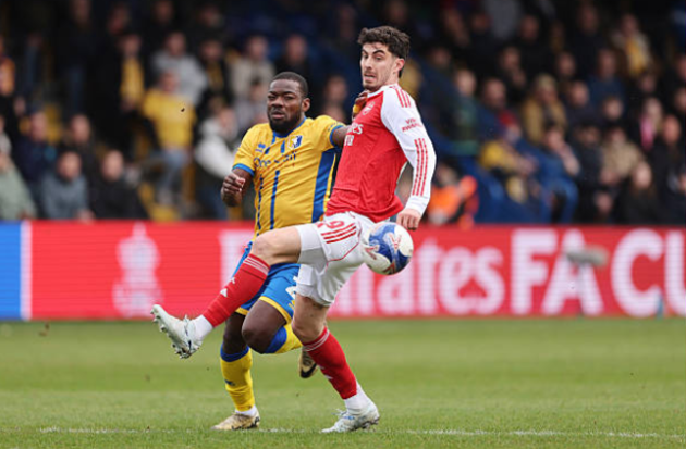 Kai Havertz (5/10): Đá cao nhất trên hàng công trước khi lùi sâu để nhận bóng. Không tạo ra được tác động đáng kể và bị thay ra bởi người hùng Eze.

Gabriel Jesus (5/10): Bước một thường xuyên lỗi và không thể ghi tên mình lên bảng điện tử dù đã tìm được khoảng trống.

Piero Hincapie (6/10): Thay thế Trossard bị chấn thương ở phút 38, giúp Arsenal trở lại sơ đồ truyền thống. Hoàn thành tốt nhiệm vụ cá nhân dù các đồng đội xung quanh đôi khi tỏ ra lúng túng.


Eberechi Eze (8/10): Vào sân thay Havertz khi Arsenal đang nỗ lực tìm bàn thắng quyết định. Anh đã tự mình làm điều đó bằng một cú dứt điểm tuyệt đẹp. Anh thực sự rất có duyên với FA Cup.

Jurrien Timber (7/10): Vào sân thay Salmon nhằm củng cố hàng phòng ngự theo ý đồ của Arteta.

Jaden Dixon (7/10): Ra mắt Arsenal sau chấn thương của Calafiori. Thi đấu rất chuyên nghiệp và đáng khen ngợi.

Bukayo Saka (6/10): Vào sân thay cho Dowman. Có một cú sút cận thành bị Roberts cản phá.