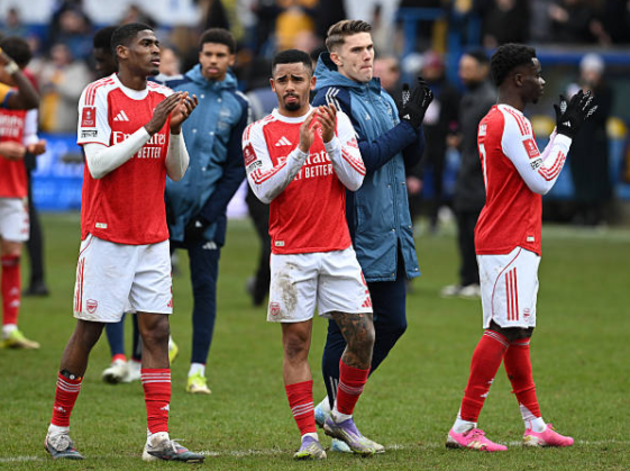 Gabriel Jesus (5/10): Bước một thường xuyên lỗi và không thể ghi tên mình lên bảng điện tử dù đã tìm được khoảng trống.

Piero Hincapie (6/10): Thay thế Trossard bị chấn thương ở phút 38, giúp Arsenal trở lại sơ đồ truyền thống. Hoàn thành tốt nhiệm vụ cá nhân dù các đồng đội xung quanh đôi khi tỏ ra lúng túng.


Eberechi Eze (8/10): Vào sân thay Havertz khi Arsenal đang nỗ lực tìm bàn thắng quyết định. Anh đã tự mình làm điều đó bằng một cú dứt điểm tuyệt đẹp. Anh thực sự rất có duyên với FA Cup.

Jurrien Timber (7/10): Vào sân thay Salmon nhằm củng cố hàng phòng ngự theo ý đồ của Arteta.

Jaden Dixon (7/10): Ra mắt Arsenal sau chấn thương của Calafiori. Thi đấu rất chuyên nghiệp và đáng khen ngợi.

Bukayo Saka (6/10): Vào sân thay cho Dowman. Có một cú sút cận thành bị Roberts cản phá.