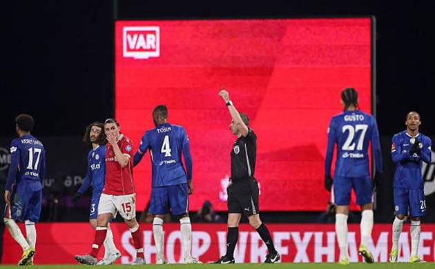 Tấm thẻ đỏ khiến Wrexham chỉ c&ograve;n chơi với 10 người.