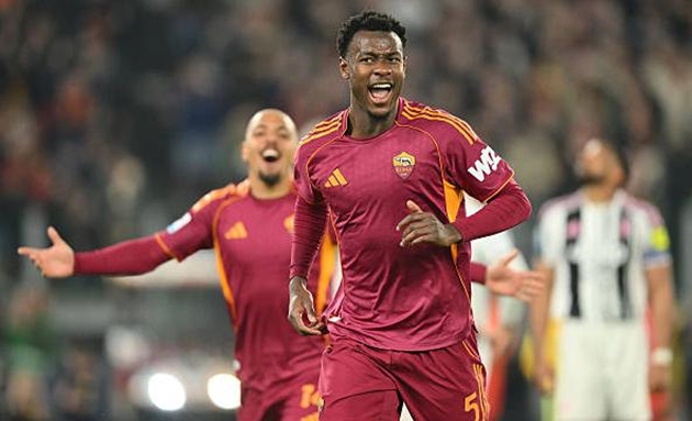 Evan N'Dicka nằm trong tầm ngắm của Barca.