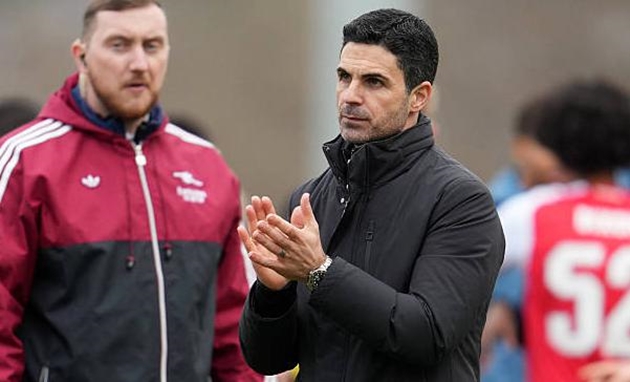 Mikel Arteta l&uacute;ng t&uacute;ng khi xoay tua đội h&igrave;nh của Arsenal.