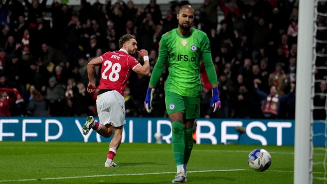 H&agrave;ng thủ Chelsea mắc sai lầm.