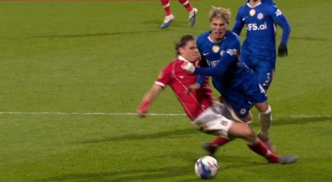 Ảnh bài viết HLV của Wrexham chỉ trích VAR vì tấm thẻ đỏ trước Chelsea