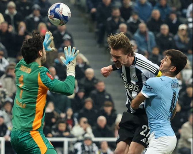 Trafford (6 điểm):&nbsp;C&oacute; v&agrave;i khoảnh khắc xử l&yacute; b&oacute;ng bằng ch&acirc;n v&agrave; tay thiếu tự tin su&yacute;t khiến Man City phải trả gi&aacute;, d&ugrave; may mắn l&agrave; kh&ocirc;ng c&oacute; thảm họa n&agrave;o thực sự xảy ra.