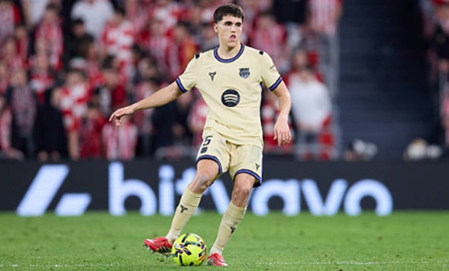 Pau Cubarsi - 7.2: Gặp kh&oacute; khăn trong tranh chấp v&agrave; đ&ocirc;i khi để đối thủ vượt qua. B&ugrave; lại, khả năng ph&acirc;n phối b&oacute;ng của anh l&agrave; ngoại hạng, gi&uacute;p Barcelona mở ra nhiều cơ hội tấn c&ocirc;ng.