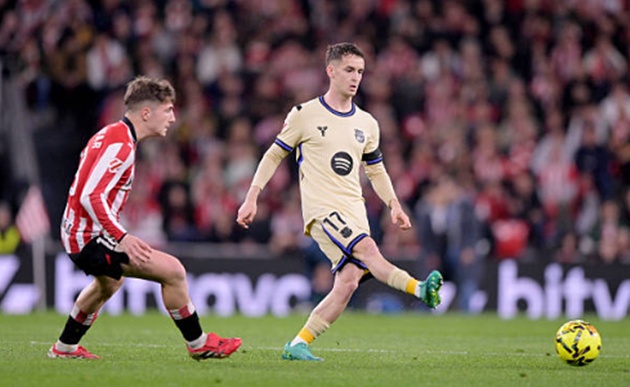 Marc Casado - 6.9: Chuyền b&oacute;ng ổn định v&agrave; l&agrave;m tốt nhiệm vụ bọc l&oacute;t khoảng trống. D&ugrave; thiếu sự s&aacute;ng tạo hay sức mạnh vượt trội, anh b&ugrave; đắp bằng nguồn năng lượng dồi d&agrave;o ở khu trung tuyến.