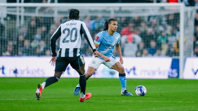 Ake (7 điểm):&nbsp;Kh&oacute; c&oacute; thể chiến thắng Elanga trong c&aacute;c pha đua tốc độ, nhưng anh đ&atilde; l&agrave;m tốt nhờ khả năng đọc trận đấu để kh&oacute;a chặt h&agrave;nh lang c&aacute;nh tr&aacute;i v&agrave; t&iacute;ch cực d&acirc;ng cao hỗ trợ tấn c&ocirc;ng.