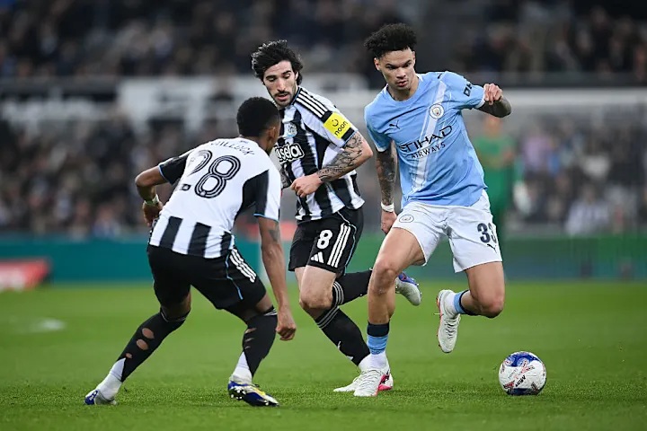 O'Reilly (7 điểm):&nbsp;Lập tức trở lại đội h&igrave;nh xuất ph&aacute;t sau chấn thương v&agrave; tỏ ra rất thoải m&aacute;i khi tranh chấp tay đ&ocirc;i với h&agrave;ng tiền vệ Newcastle.