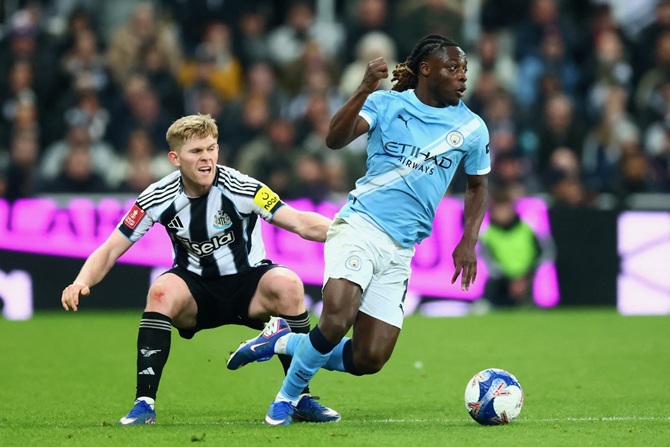 Doku (7 điểm):&nbsp;Hơi n&oacute;ng vội ở giai đoạn đầu trận trước khi t&igrave;m lại sự b&igrave;nh tĩnh v&agrave; nhịp độ ho&agrave;n hảo ở t&igrave;nh huống kiến tạo b&agrave;n gỡ h&ograve;a. Thi đấu thanh tho&aacute;t hơn hẳn sau đ&oacute;.