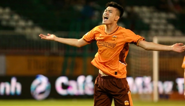 Đinh Quang Kiệt trong m&agrave;u &aacute;o Ho&agrave;ng Anh Gia Lai.