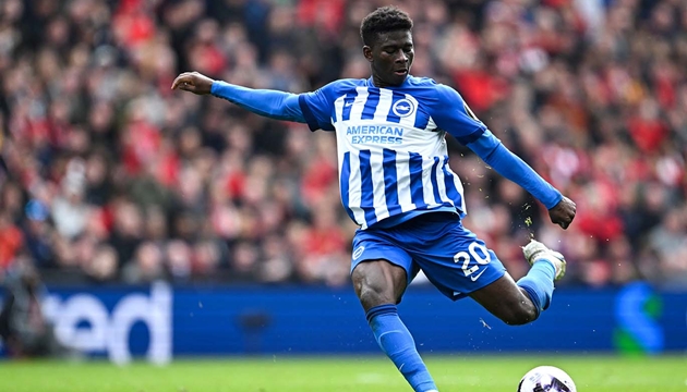 Carlos Baleba l&agrave; một trong những thương vụ trọng điểm của Quỷ đỏ.