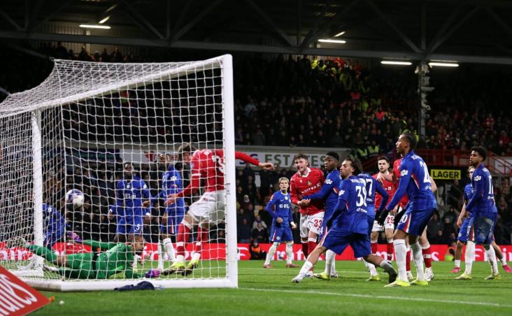 Chelsea gặp không ít khó khăn trước đội hạng dưới.