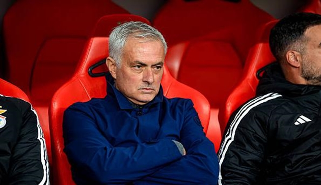 Jose Mourinho thừa nhận Benfica hết cửa v&ocirc; địch nếu thua Porto.
