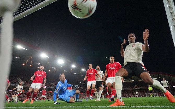  Midtjylland tận dụng b&oacute;ng chết một c&aacute;ch tối đa.