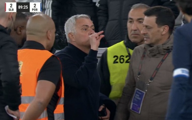 Mourinho trở th&agrave;nh t&acirc;m điểm ngo&agrave;i đường bi&ecirc;n.