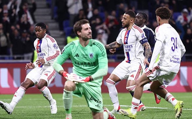 Ảnh bài viết Quả phạt đền muộn giúp Lyon giữ lại 1 điểm trước Paris FC