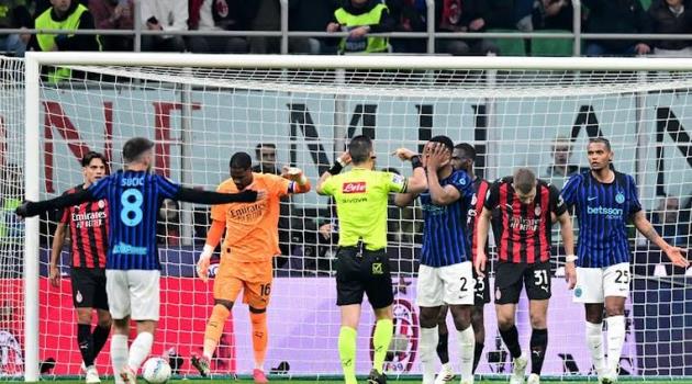 Milan giành chiến thắng tối quan trọng trước Inter.