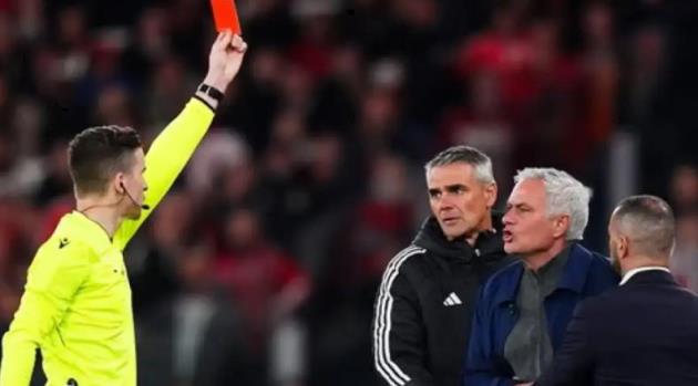 Ảnh bài viết Hòa nhọc nhằn, Mourinho ví Benfica đạp xe đạp đua mô tô với Porto