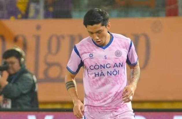 Đoàn Văn Hậu có tình huống mâu thuẫn với Văn Quyết.