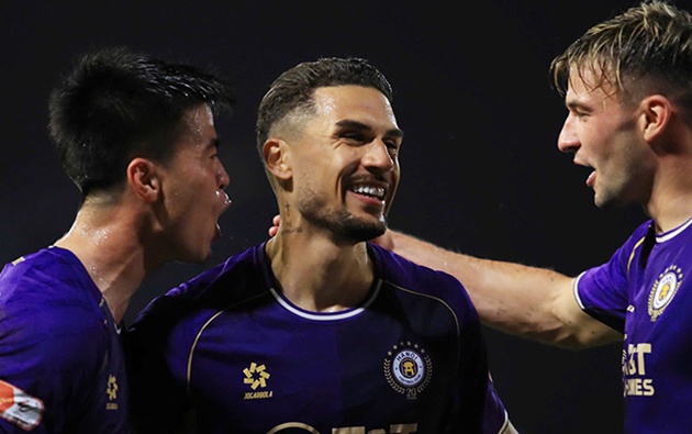 Ho&agrave;ng H&ecirc;n sẵn s&agrave;ng kho&aacute;c &aacute;o ĐT Việt Nam.