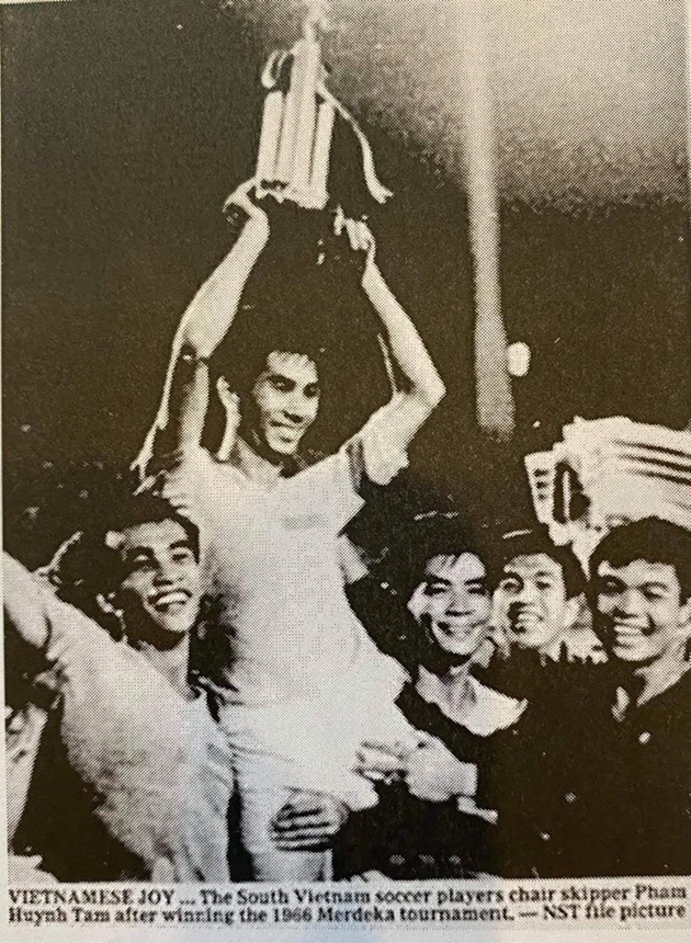 Thủ qu&acirc;n Phạm Huỳnh Tam Lang n&acirc;ng cao chức v&ocirc; địch Mederka 1966.