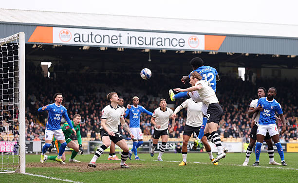 Port Vale gây sốc khi loại Sunderland khỏi FA Cup.