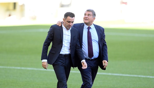 Joan Laporta phản ph&aacute;o ph&aacute;t biểu của Xavi Hernandez.
