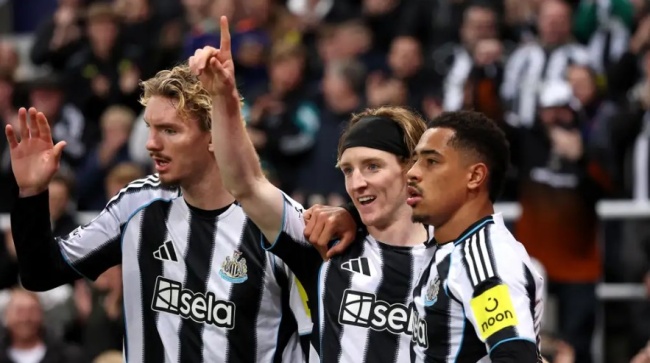 Newcastle đại chiến Barca ở Champions League.