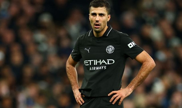 Rodri tho&aacute;t &aacute;n phạt vạ miệng của FA.