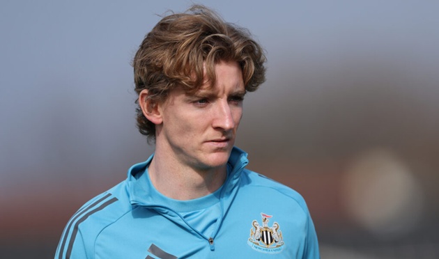 Tốc độ của Gordon sẵn s&agrave;ng trừng phạt h&agrave;ng thủ d&acirc;ng cao b&ecirc;n ph&iacute;a Barca.