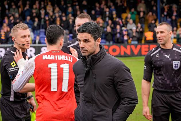 Mikel Arteta lo sốt v&oacute; v&igrave; 5 tổn thất mới sau trận thắng Mansfield.