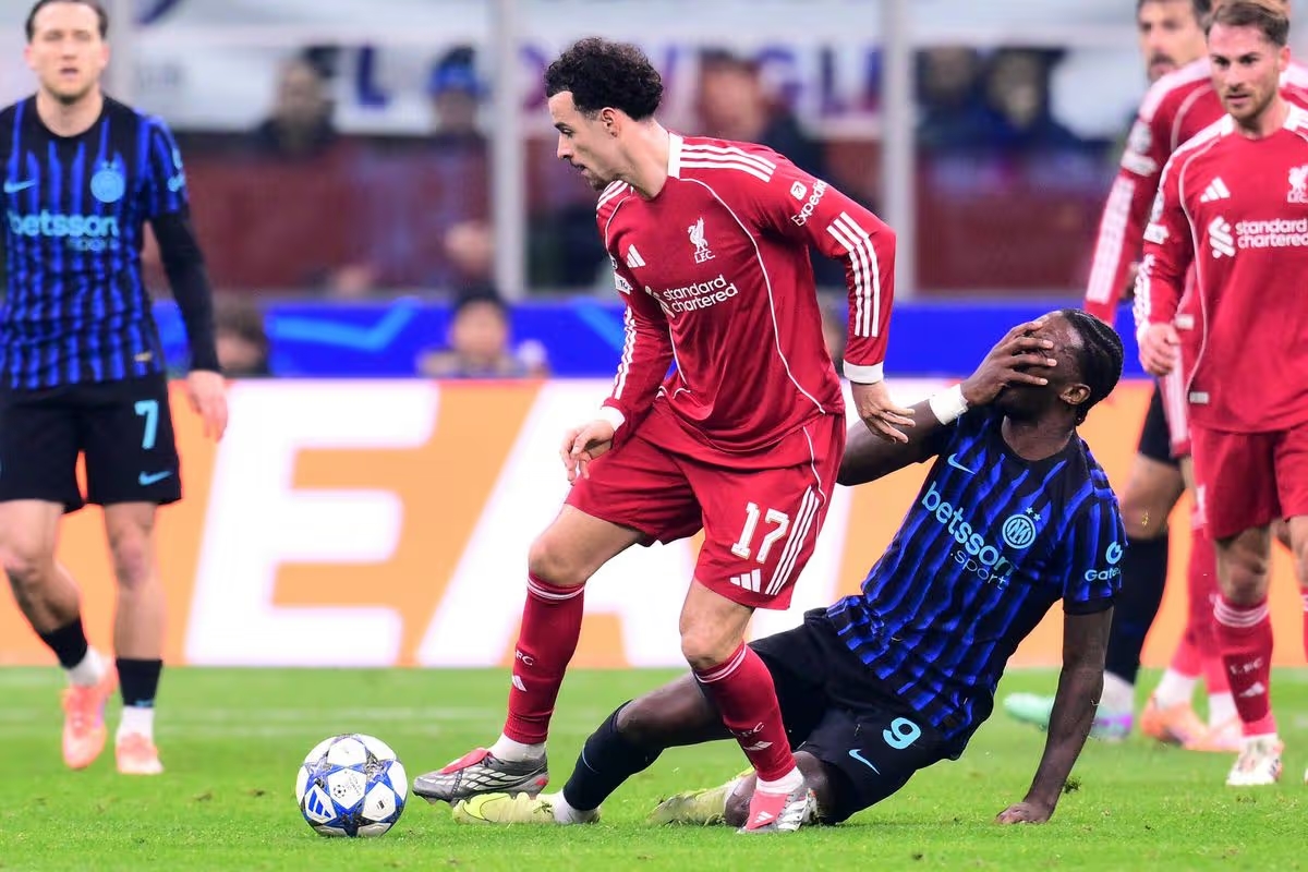 Curtis Jones c&oacute; nguy cơ bị cấm thi đấu ở trận lượt về nếu nhận th&ecirc;m thẻ phạt.