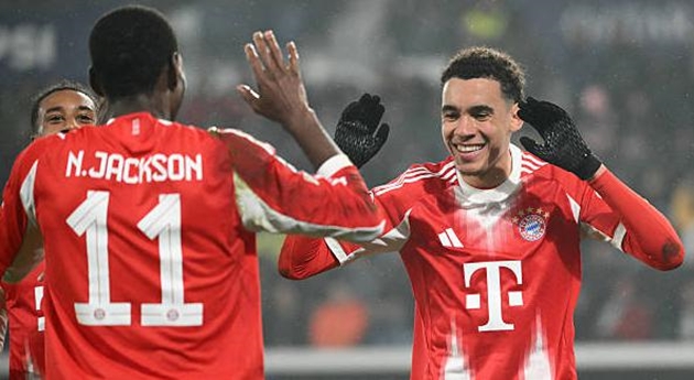 Bayern Munich coi như đặt một ch&acirc;n v&agrave;o v&ograve;ng tứ kết Champions League.