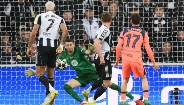 Harvey Barnes mở tỷ số trận đấu.