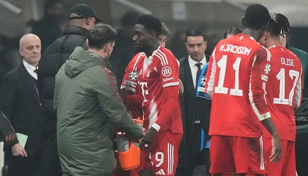 Alphonso Davies bật kh&oacute;c rời s&acirc;n v&igrave; chấn thương.