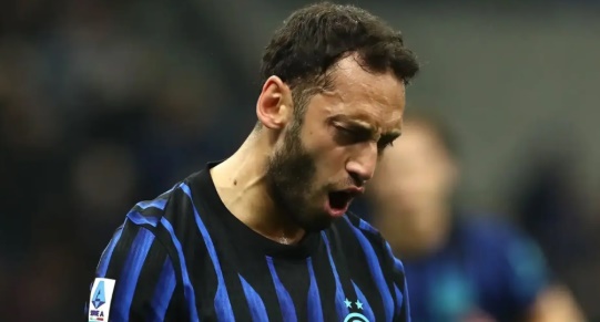 Ảnh bài viết Đàm phán bế tắc, Calhanoglu đếm ngày rời Inter Milan