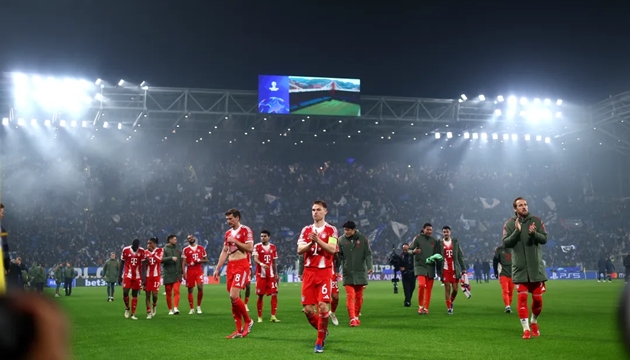 Joshua Kimmich th&aacute;n phục bầu kh&ocirc;ng kh&iacute; của c&aacute;c CĐV Atalanta.