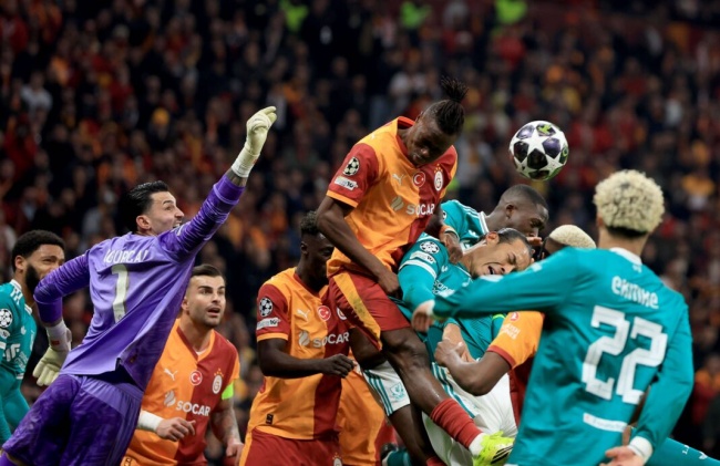 Liverpool phơi &aacute;o trước Galatasaray.
