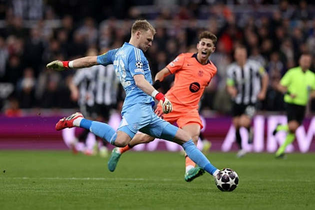 Ramsdale - (6.7): Chơi nỗ lực, đối mặt nhiều &aacute;p lực nhưng vẫn xử l&yacute; ổn thoả trước h&agrave;ng c&ocirc;ng mạnh của Barca.