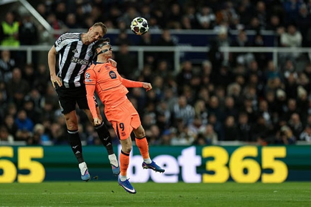 Burn - (6.9): Thi đấu chắc chắn, ổn định ở h&agrave;ng thủ ngoại trừ một t&igrave;nh huống th&oacute;t tim trong hiệp một.