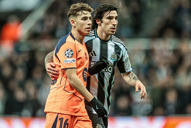 Tonali - (6.2): Xử l&yacute; b&oacute;ng tốt, ch&acirc;m ng&ograve;i cho b&agrave;n thắng nhưng phải chơi d&egrave; chừng sau tấm thẻ v&agrave;ng.