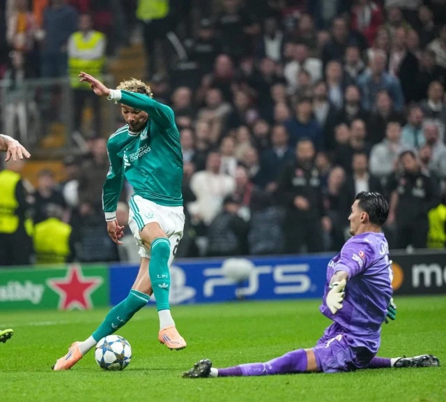  Ekitike một lần nữa kh&ocirc;ng thể vượt qua Ugurcan.