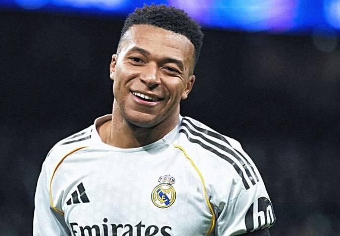 Mbappe trong m&agrave;u &aacute;o Real.